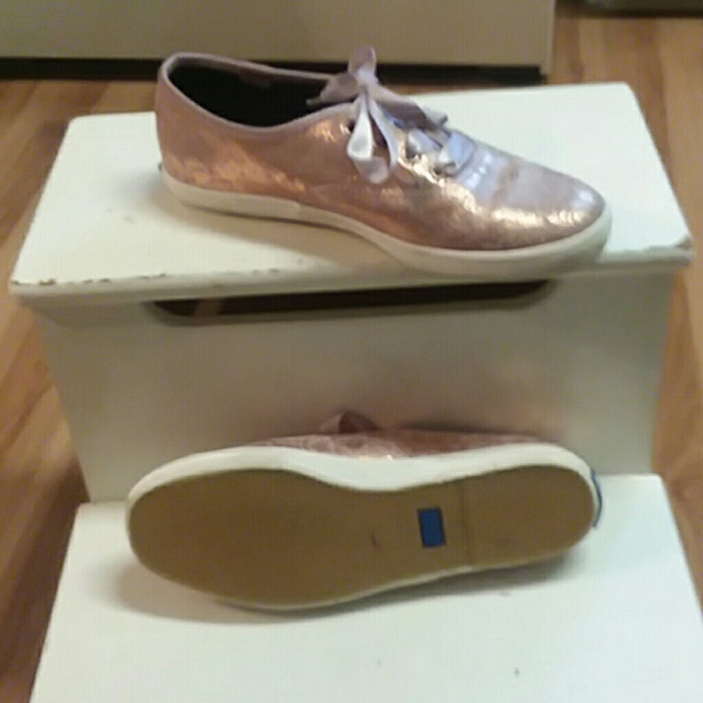 Like NEW worn twice⭐⭐⭐ Keds metallic pink sneeks